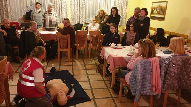 Eine Mitarbeiterin des Roten Kreuzes erklärte den Interessierten den richtigen Umgang mit einem Defibrillator