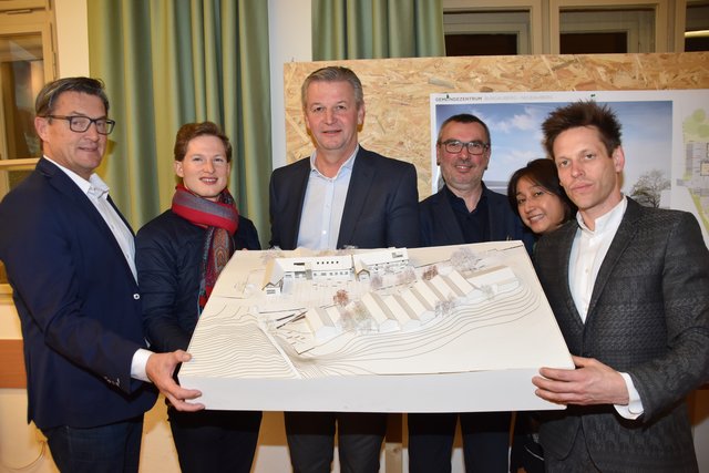 Das Modell für das neue Gemeindezentrum zeigte Bgm. Wolfgang Eder (3. von links) gemeinsam mit Planern der Bevölkerung bei einer Bürgerversammlung. | Foto: Martin Wurglits