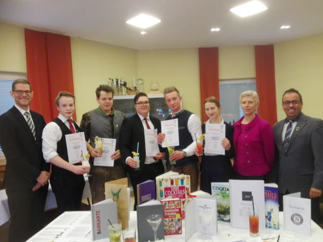 Die zertifizierten Jungbarkeeper der TS Bischofshofen mit der Prüfungskommission. | Foto: TS Bad Hofgastein