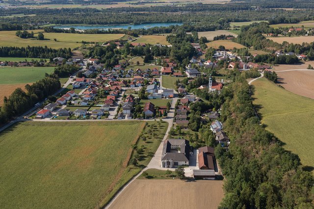 Die ländliche Gemeinde Fischlham bietet Kultur, Sehenswürdigkeiten, Arbeitsplätze und Erholung. | Foto: Flugaufnahmen Baldinger-Humer