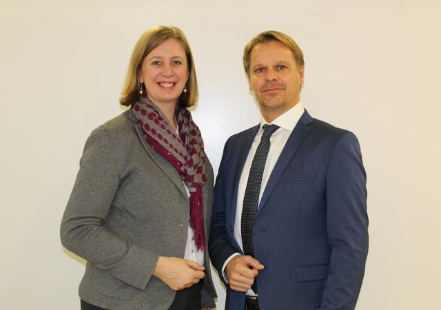 Seit Montag arbeitet SBIDI-Geschäftsführer Herbert Jöbstl, hier mit Wirtschaftslandesrätin Barbara Eibinger-Miedl, in Grambach. | Foto: Land Steiermark