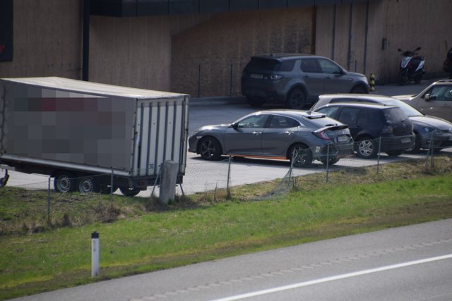 Unbekannte zwickten in Kundl den Maschendrahtzaun an einem Betriebsgelände auf, schoben einen "Quad" durch das Loch auf die Autobahn und verluden ihre Beute. Die Polizei bittet um Hinweise | Foto: ZOOM.Tirol