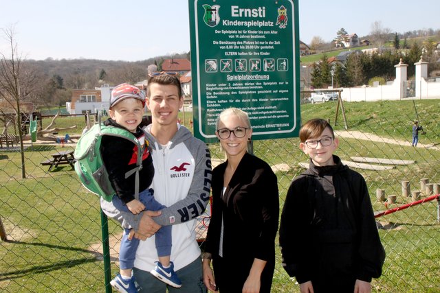Die Familie Pelz-Frithum findet den Spielplatz in Ernstbrunn ganz toll.