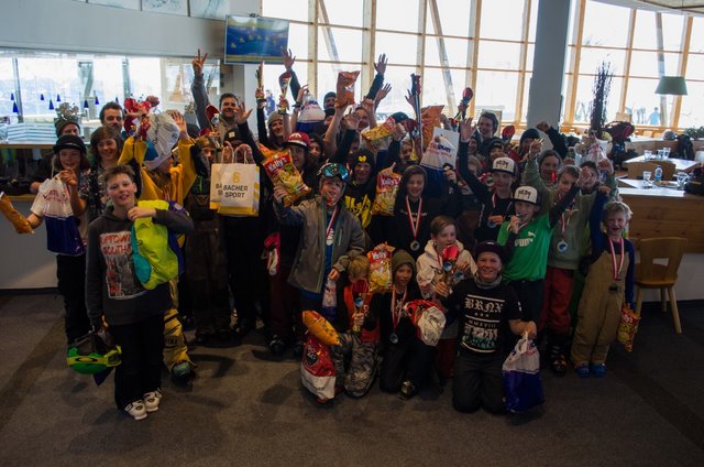 Die Teilnehmer der Oberlandtour in Fiss mit den Coaches und Judges Andy Gohl und Marco Ladner sowie Christoph Giggo Wolf.  | Foto: Gabriel Erhart