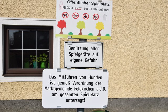 Auf dem Kinderspielplatz gegenüber dem Schulzentrum gilt das Mitnahmeverbot von Hunden.