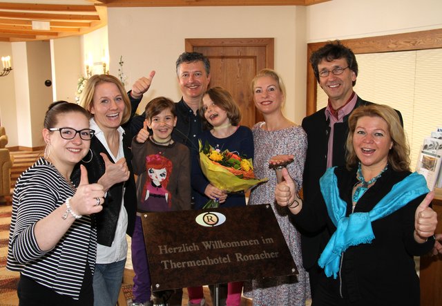 FiW-Bezirksgeschäftsführerin Anna-Laura Plessitzer, WKK-Vizepräsidentin und FiW-Landesvorsitzende Carmen Goby, Ehemann Markus Ronacher, Tochter Marie (rechts) mit Freundin der Familie, Unternehmerin des Monats Simone Ronacher, WKK-Bezirksstellenleiter Peter Demschar, FiW-Landesgeschäftsführerin Tanja Telesklav. | Foto: el-media.at