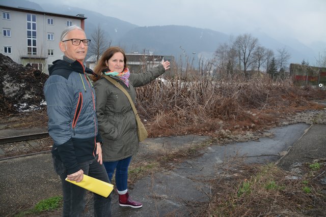 Die Wörgler Grün-Gemeinderäte Christine Mey und Richard Götz fordern von der ÖBB die Schließung der Lärmschutzlücke in Bahnhofsnähe durch Errichtung von durchgehenden Lärmschutzwänden.