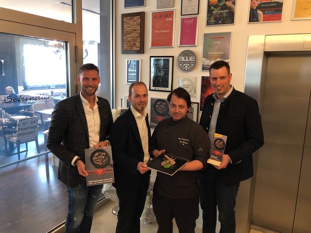 Matthias Pöschl (GF AMTirol), Josef Hechenberger (Präsident LK Tirol), Thomas Knittl (Küchenchef "Das Schindler") und Michael Wurzrainer (Vorstand Rinderzucht Tirol) sind begeistert vom mild-aromatischen Geschmack des Kitzei`s.