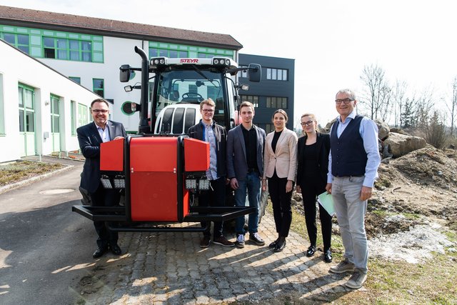 Christian Ganser (Prokurist und Standortleiter des Bosch Engineering Center Linz) gemeinsam mit den HTL-Schülern Florian Lackner und Mario Pisslinger mit ihrem Projekt „ABT – Additional Brake for Tractors“ mit Carina Palenik (Bosch Personalmarketing), Paulina Slomo (Bosch Corporate Marketing) und Hubert Fellhofer (Abteilungsleiter Automatisierungstechnik). 
 | Foto: Robert Bosch AG/APA-Fotoservice/Philipp Greindl