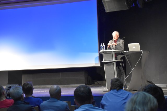 Professor Hermann Knoflacher kam aus Wien angereist, um im Komma Wörgl einen Vortrag über das Thema Verkehr zu halten.  | Foto: Fluckinger