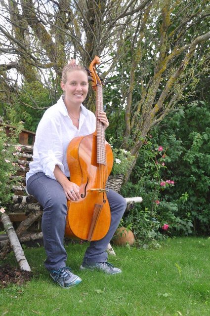 Ich mit meinem Arpeggione - eine Mischung aus Cello und Gitarre | Foto: Felix Gautsch