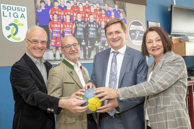 Wirtschaftsfrühstück-Organisator Sigi Nerath, Handballboss Peter Stakne, Bürgermeister Kurt Wallner, Sportreferentin Margit Keshmiri (v.l.).