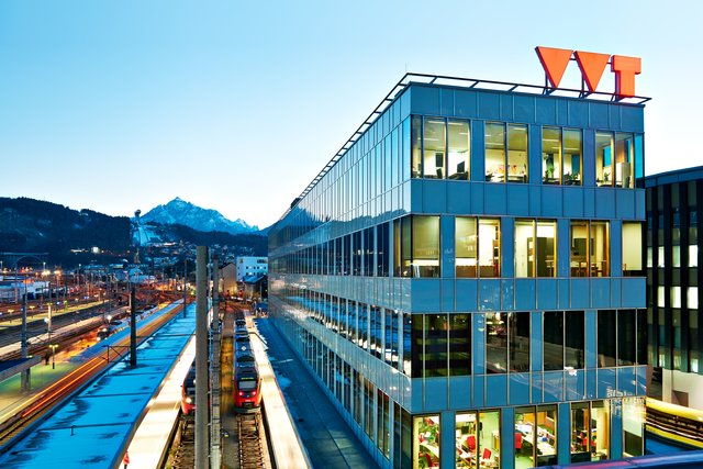 Der Verkehrsverbund Tirol neben dem Innsbrucker Hauptbahnhof