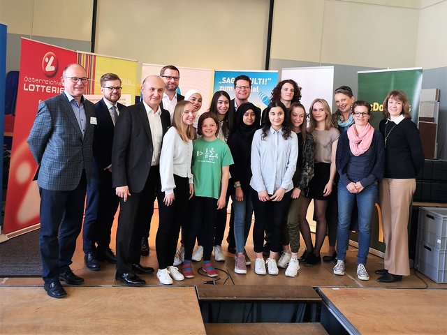 Die Finalisten von "Sag’s multi" mit Lehrern und dem Bildungsstadtrat Czernohorszky (hinten mitte). | Foto: Nada Andjelic