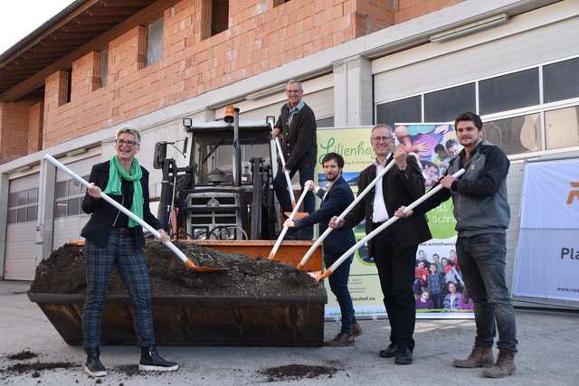 Susanne Schöllenberger (Obfrau Verein Schritt für Schritt), Herbert Wechselberger, Marco Osl (Riederbau), Schwoichs Bgm. Josef Dillersberger und Thomas Erharter (Riederbau) (v.l.) setzten den Spatenstich.  | Foto: Fluckinger