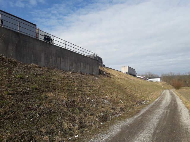 Die Situation an der Neuen Grenze in Braunau ist nicht besser. Vom Rastplatz aus wird der Müll den Hang hinunter geworfen. | Foto: privat