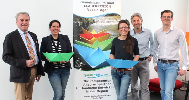 Obmann Bürgermeister Karl Staudinger (Vöckla-Ager), Projektleiterin Madeleine Pachler, Jolanda de Wit (OKH), Wolfgang Mader (Otelo) und Geschäftsführer Josef Nußdorfer (Vöckla-Ager, v.l.). | Foto: Jungwirth