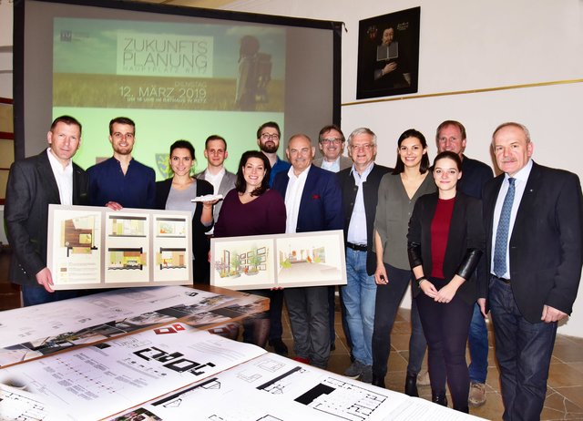 Die Vertreter der Stadtgemeinde, der Wirtschaft und die Studenten der TU mit Plänen und Modellen.   | Foto: H.Schleich