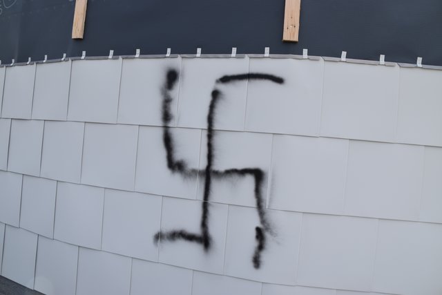 Fünf schwarze Hitlerkreuze wurden auf die weißen Schindeln aufgesprüht.  | Foto: Zeiler