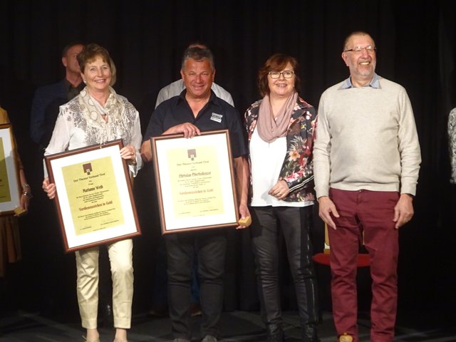 Die beiden Geehrten des Bezirks Kufstein: Mariann Weth und Christian Oberhollenzer mit Bezirksobfrau Hildegard Reitberger und Verbandsobmann Klaus Mairamhof (v.l.).
