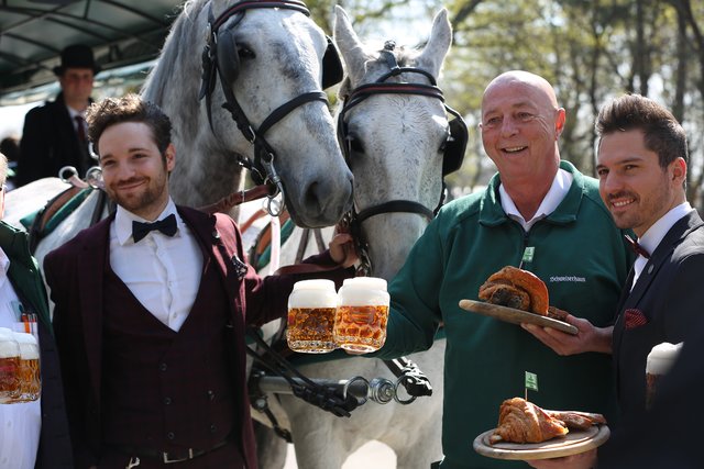 Die neue Attraktion "Riding Stelze" ist eine gemeinsame Innovation vom Schweizerhaus und den Riding Dinner-Betreibern Raimund Novotny (l.) und Marco Pollandt (r).