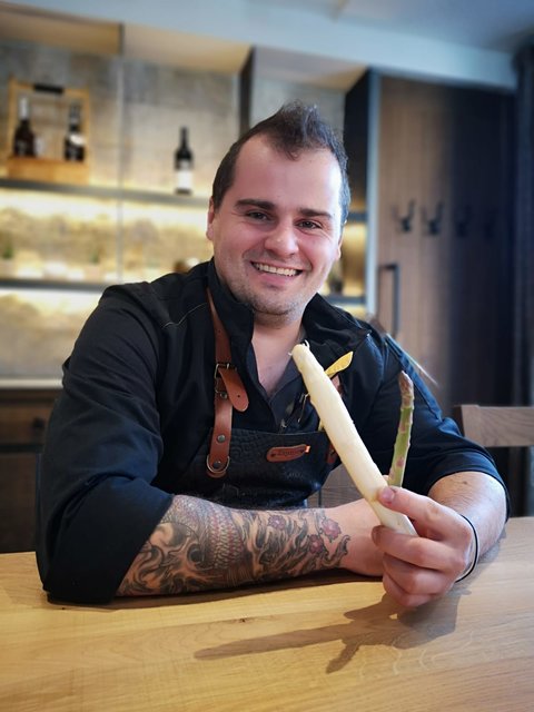 Küchenchef Daniel Hutsteiner schwört auf die Kraft und den Geschmack von Spargel. | Foto: Kirchenwirt Diersbach