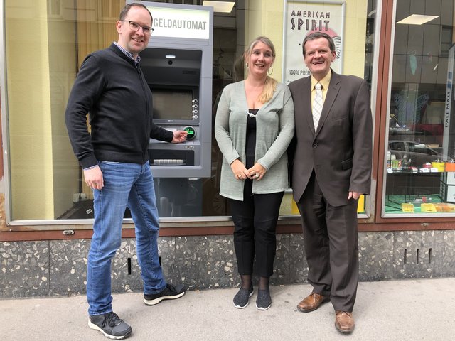 Endlich Geld beheben: Bezirksvize Wolfgang Mitis, Trafikantin Alexandra Tramp und Christian Seidl (v.l.n.r.). | Foto: Barbara Schuster