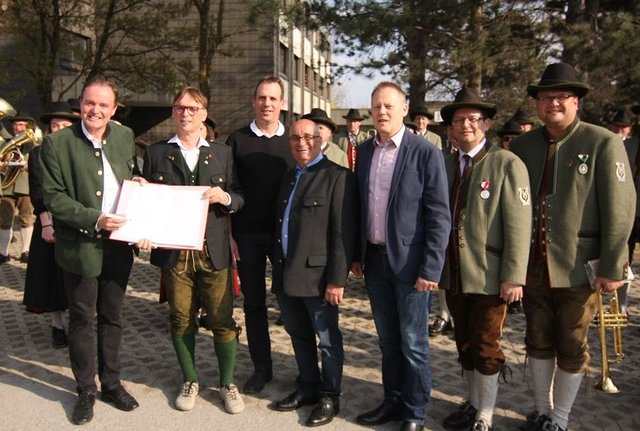 Der Verträge sind unterzeichnet. V.l.n.r.: Die Bürgermeister Bernhard Ederer, Erwin Eggenreich, Gottfried Heinz, Franz Kreimer und Peter Schlagbauer, Bezirkskapellmeister Klaus Maurer, Obmann Markus Almer.