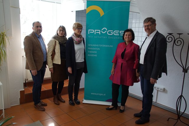Albert Mahringer, Elisabeth Reich, Projektkoordinatorin Julia Commenda, Gesundheits-Landesrätin Birgit Gerstorfer und Erwin Rebhandl beim Lokalaugenschein im neuen Gesundheitsbüro in Haslach. | Foto: Foto: Eder