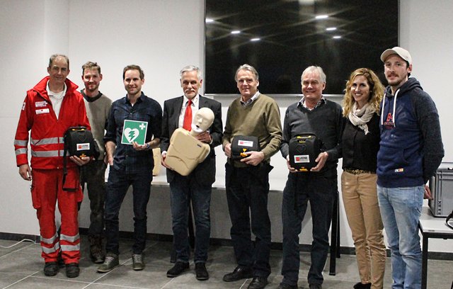 Vl. Wolfgang Triendl, Hannes Auer, Bernhard Auer, Günther Ennemoser, Franz Auer, Gerhard Auer, Marlene Auer, Manuel Auer | Foto: Rotes Kreuz / kli 