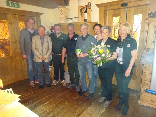 155 Jahre aktiv auf der Bühne: die Geehrten Christian Oberhollenzer, Walter Pirhofer und Burgi Eberharter mit TVB-Chef Hans Rieser, BM Hans Thaler, Obmann Sebastian Thaler, Schriftführerin Claudia Pfattner und Obmann-Stv Martina Gschösser.