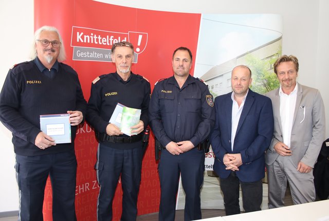 Bürgermeister Gerald Schmid und GR Klaus Wallner mit Vertretern der Exekutive. | Foto: KK