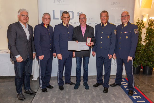 BH Stv. Siegmund Geiger, BPK Obstlt Werner Hauser, LPD Helmut Tomac, KontrInsp i.R. Gerhard Walser, GenMjr Norbert Zobl und HR Edelbert KOHLER (v.l.). | Foto: LPD Tirol/Bernhard Gruber