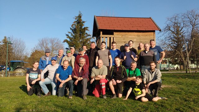 Die helfenden Hände von Rafing in Frühlingsstimmung nach getanener Arbeit.