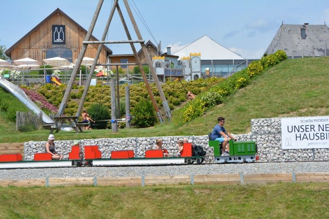 Bei der Minibahn im Obra Kinderland werden Ferialarbeiter mindestens ein Monat lang eingesetzt.