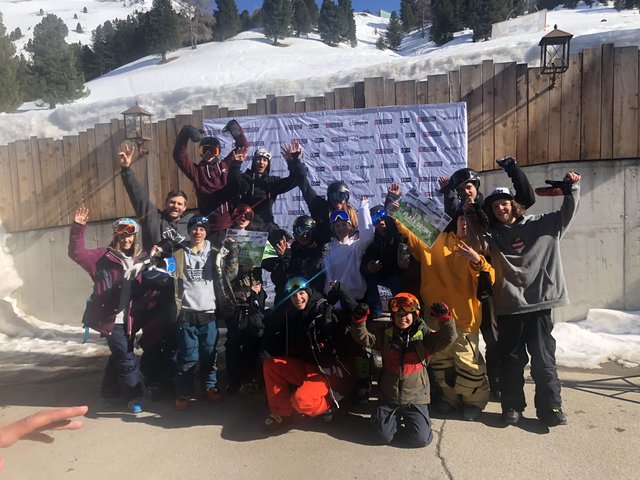 Die Teilnehmer des Bezirks Landeck beim großen QParks Finale am 31. März in Obergurgl, mit im Bild: Trainer Christoph Giggo Wolf.