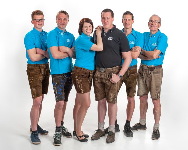 Patrick Reitbauer (3.v.r.) und sein Team sind der ideale Ansprechpartner für Dachdecker-, Spengler- und Glaserarbeiten. | Foto: Kasofoto