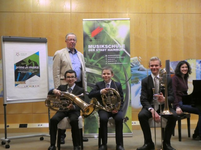 Die Preisträger Jonas Schermann (Horn), Elias Holzer (Tenorhorn, Stufe I) und Matthias David (Posaune, Stufe III plus) mit Mag. Hans Peter Hahn und Klavierlehrerin Mag. Setareh Akhavan. | Foto: © Musikschule Hainburg