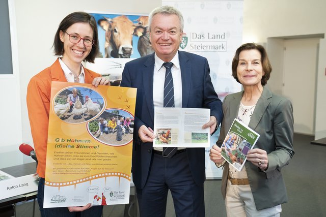 Präsentierten gemeinsam die neue Hühner-Broschüre: Lea Mirwald (Tierschutz macht Schule), LR Anton Lang und Tierschutzombudsfrau Barbara Fiala-Köck (v.l.)   | Foto: steiermark.at/Streibl;
