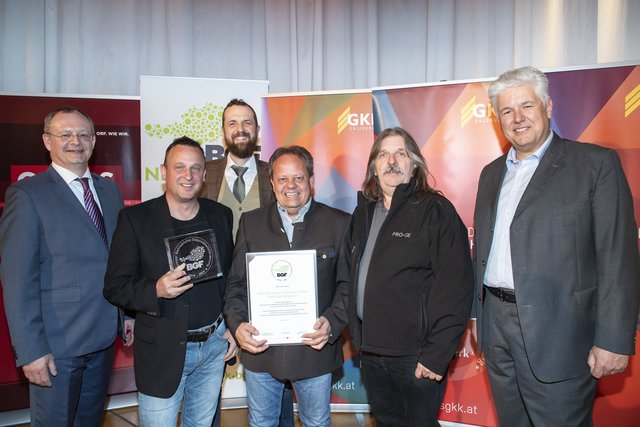 Anton Lainer, Heinrich Gasperini und Peter Schissler freuen sich sehr offensichtlich über ihr Gütesiegel. | Foto: SGKK Kolarik