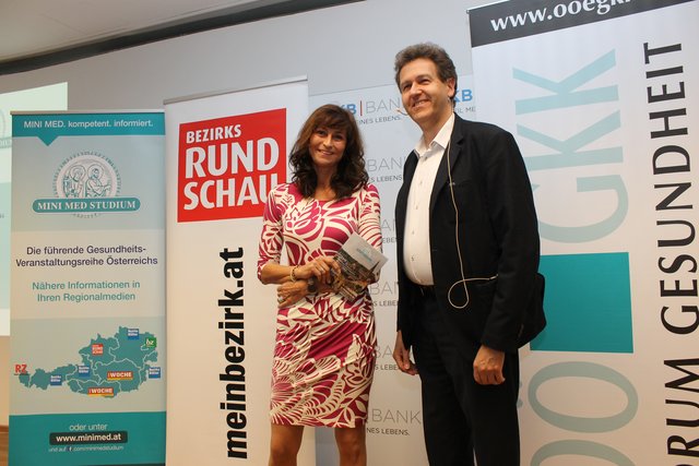 Minimed-Moderatorin Christine Radmayr und Primar Elmar J. Kainz im VKB-Kundenforum in Linz, Pfarrplatz 12. | Foto: Gernot Fohler