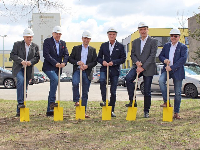 Die Bauherren von Murexin GmbH mit dem Architekten beim Spatenstich zum neuen Technikum in Wiener Neustadt. Von links: Michael Maier (Länderbereichsleitung), Gernot Wagner (Leitung Produktmanagement, Anwendungstechnik und Marketing), Peter Reischer (Vertriebsleitung), Karl Scheibenreif (Geschäftsführer Architekt Scheibenreif ZT GmbH), Bernhard Mucherl (Geschäftsführung), Raimund Wachlhofer (Technische Leitung). | Foto: Murexin
