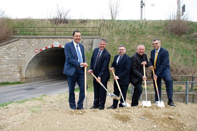 V.l.n.r.: Straßenbaudirektor Josef Decker, Bürgermeister Guntramsdorf Robert Weber, Landesrat Ludwig Schlerizko, Bürgermeister Mödling Hans Stefan Hintner, Thomas Simandl (ÖBB) | Foto: ÖBB, Christian Zenger