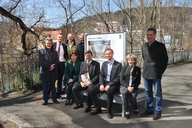 Ausstellungseröffnung am Stadtkai Leoben:
Bundesrat Gerd Krusche, Reinhard Zörnpfenning, Geschäftsführer MM Holz, Michael Sebanz, Büro Landesrat Seitinger, Oskar Beer,
Landesinnungsmeister Holzbau Steiermark, Monika Zechner, Obfrau der Holzindustrie Steiermark, Bürgermeister Kurt Wallner, Stadtrat Reinhard Lerchbammer, Veronika und Anton Pölzl, Sägewerk Mautern, (v.l.).