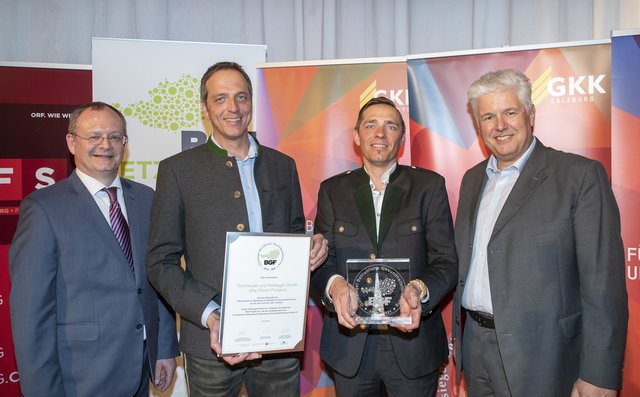 Andreas Rohrmoser und Thomas Hettegger nahmen das Gütesiegel für das Kia Center Pongau entgegen. | Foto: SGKK Kolarik