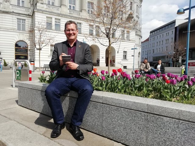 Um auch unterwegs für Wünsche und Anliegen der Floridsdorfer stets gerüstet zu sein, hat Bezirkschef Georg Papai immer einen Notizblock dabei.  | Foto: Sellner