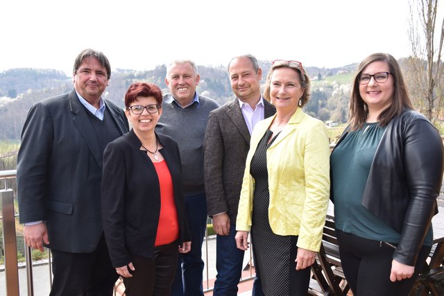 Zwischenstopp auf der Steiermarktour beim Buschenschank Schneeberger in Heimschuh (v.l.): NAbg. Beppo Muchitsch, LAbg. Bernadette Kerschler, Johann Schneeberger, Andreas Schieder, Bettina Vollath und GR Elisabeth Koch (v.l.). | Foto: Waltraud Fischer