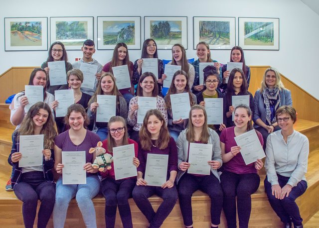 Sie haben die Prüfungen erfolgreich absolviert: 21 neue Kinderbetreuer wurden im Bildungszentrum Gaming ausgebildet. | Foto: Bildungszentrum Gaming