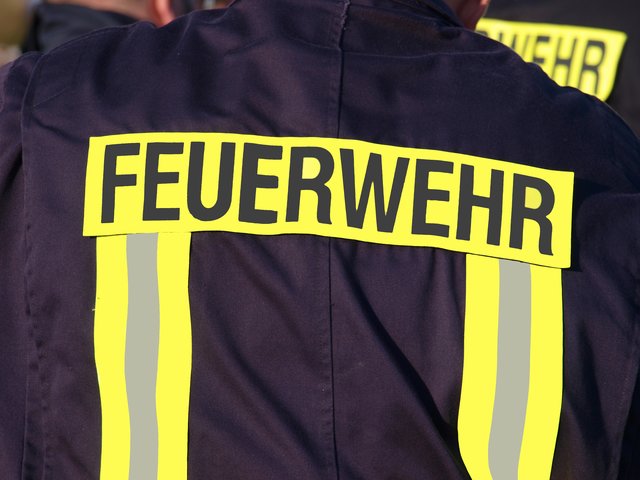 Die ausgelaufenen Flüssigkeiten auf der Fahrbahn wurden von der Feuerwehr gebunden, der Transporter-Lenker wurde ins Krankenhaus gebracht. | Foto: panthermedia.net/Ica