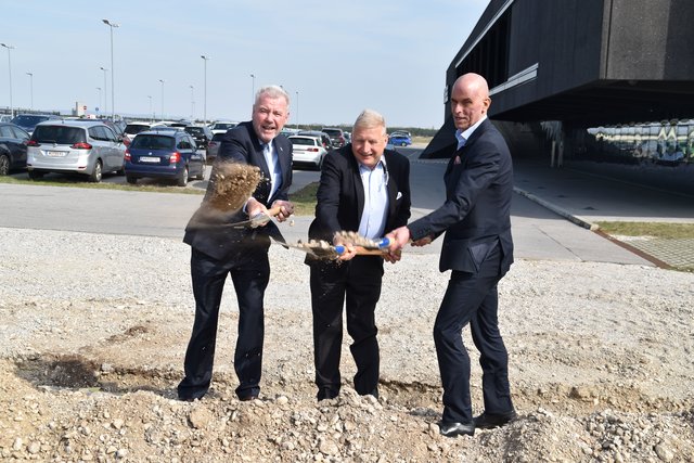 Bürgermeister Klaus Schneeberger, Eigentümer Hans Georg Schiebel und Hannes Hecher (CEO)